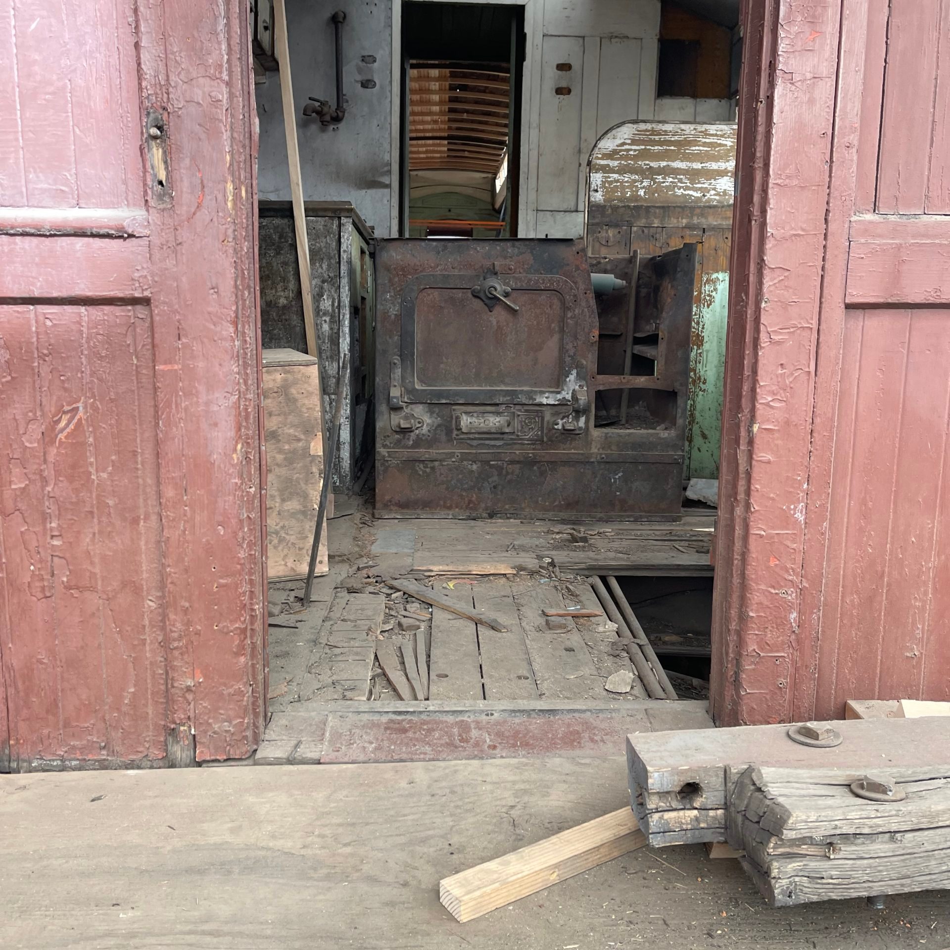 a cat sitting on the side of a building